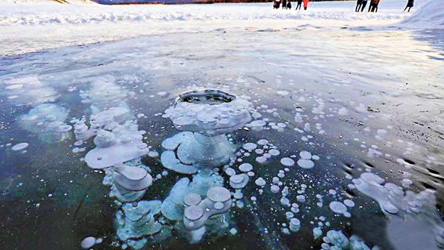 漠河現千米冰泡湖旅客爭睹奇觀