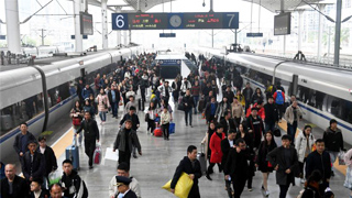 春运启幕 30亿人次迁徙过年