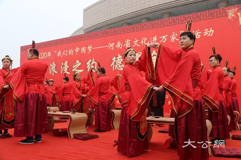  杞縣首屆新風尚集體婚禮舉行 19對新人喜結良緣