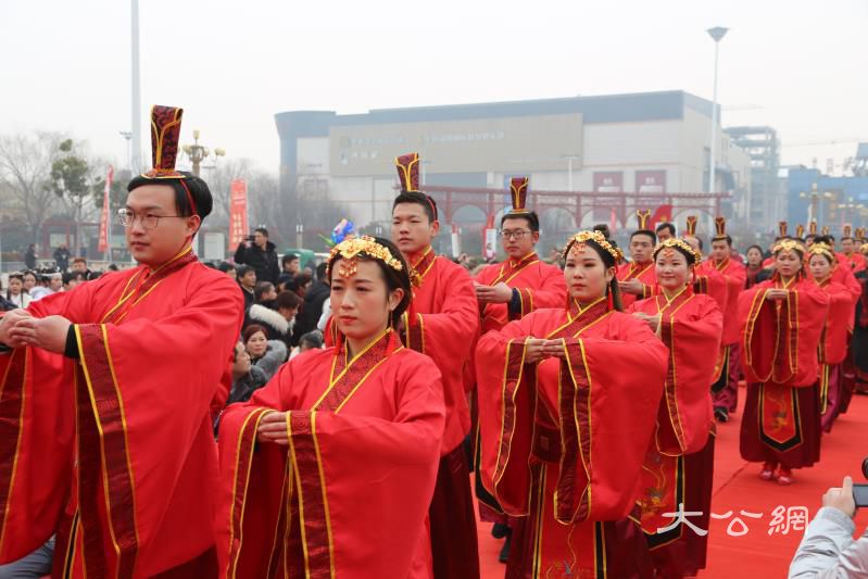 ​ 河南杞縣首辦集體婚禮 19對新人結良緣倡文明節儉新風尚