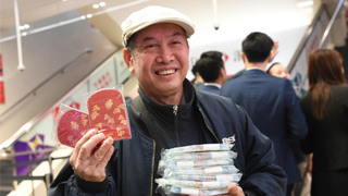 港﻿市民排长龙换新钞 市道虽差利是不“缩水”