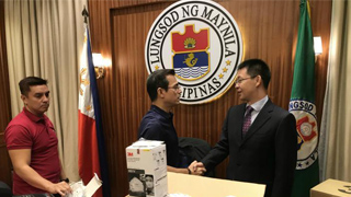 中国驻菲使馆访菲海警赠送口罩食品 用于火山喷发救助