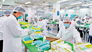 惩教署义工赶制口罩 署长落场帮手