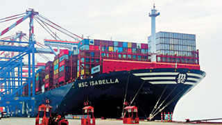 世界最大集装箱船靠泊厦门港