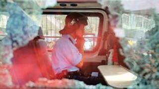 防暴警遭暴徒起底 七旬母激到入院