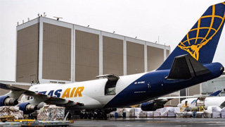 美自华紧急空运医疗物资