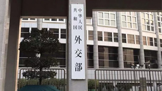 外交部:奉劝美方官员做好自身疫情防控 而不是到处