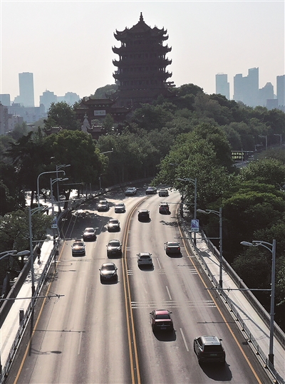 武漢長江大橋早高峰川流不息 
