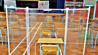 DSE试场装防飞沫屏风 考得安心