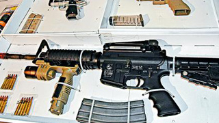 警搜全港多处 检五长短枪拘三人