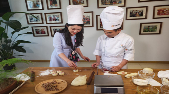 共赏中秋月 同食团圆饼