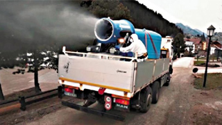 解封在即 意小镇用雪炮消毒