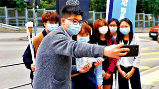 黄之锋踩DSE考场涉“犯聚”