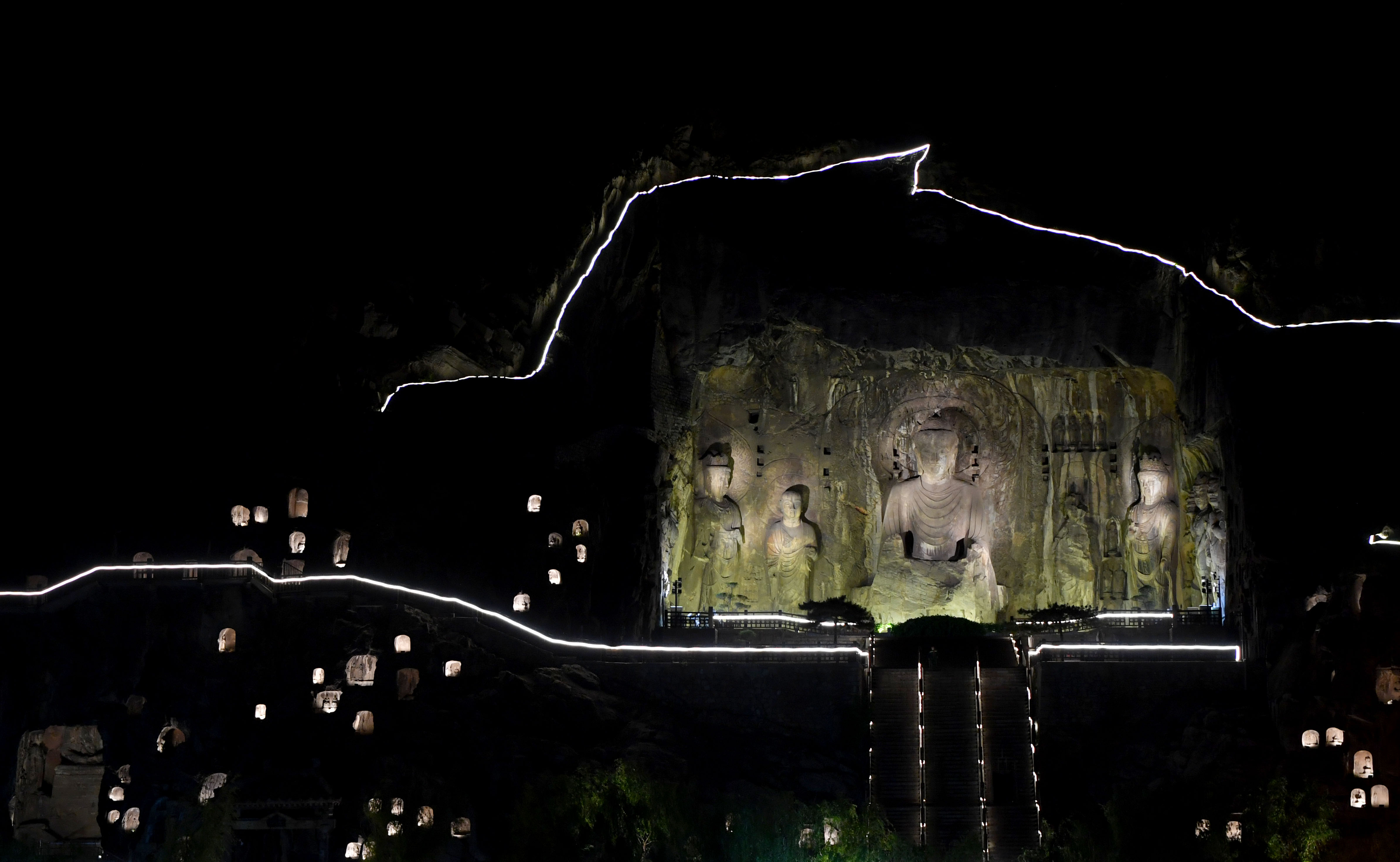 夜遊洛陽龍門看石窟