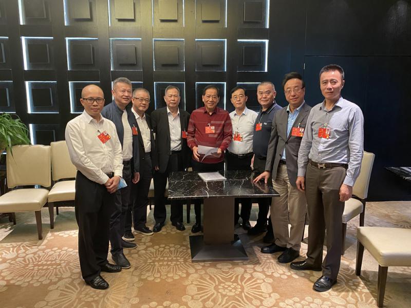 点击香江\今年全国“两会”关注啥？\屠海鸣