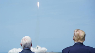 无视全美乱局 特朗普看太空船发射