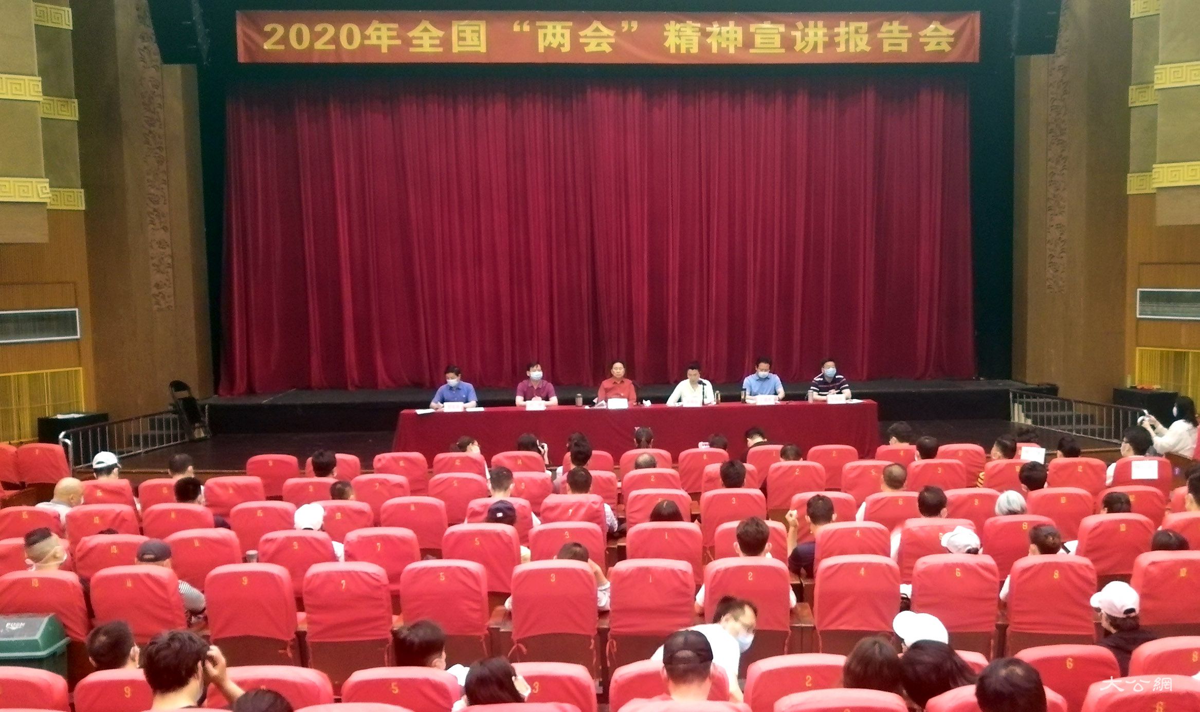 河南豫剧院院长李树建传达两会精神 用演唱方法做宣传