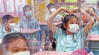 香港小学复课大阵仗 座位装屏风挡飞沫