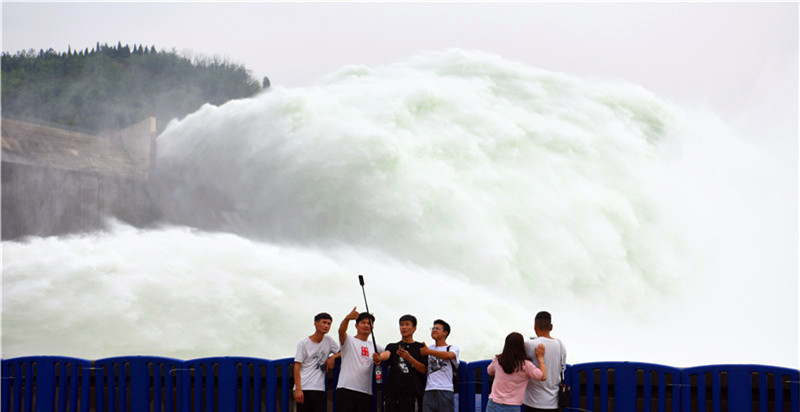 洛陽黃河小浪底飛瀑景歡迎客來
