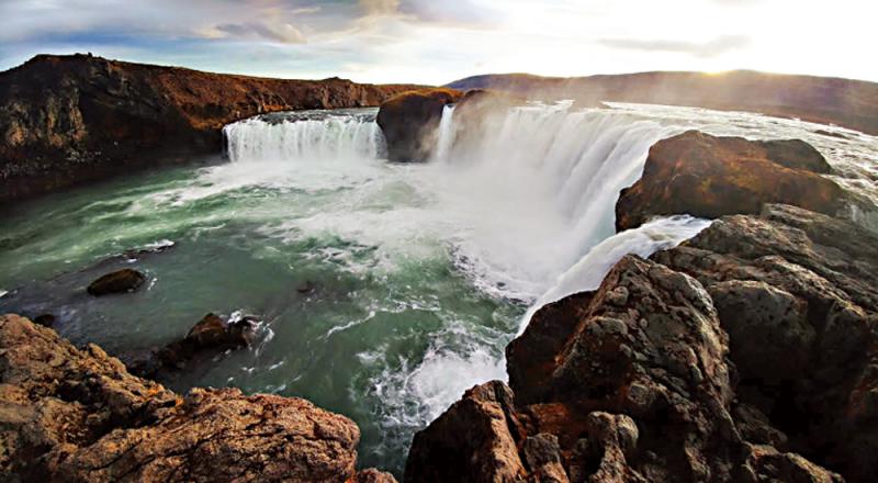 樂 活\神殿上的眾神瀑布\潘 少