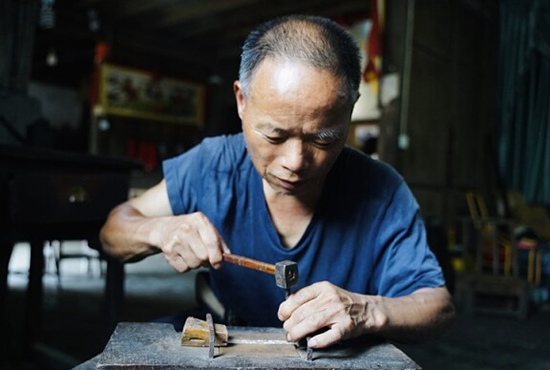 老銀匠：最粗壯的手臂打出最精美的苗家銀飾