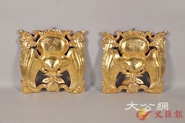 ■倒掛的蝙蝠外形，象徵「福到」。