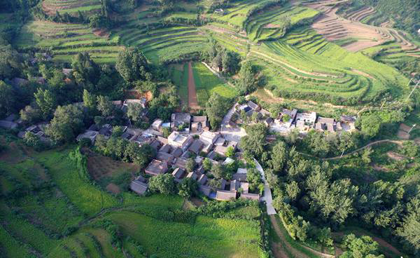 嵩縣黃庄鄉三合村駐村第一書記霍正偉: 偏僻山村變手繪小鎮、3A景點