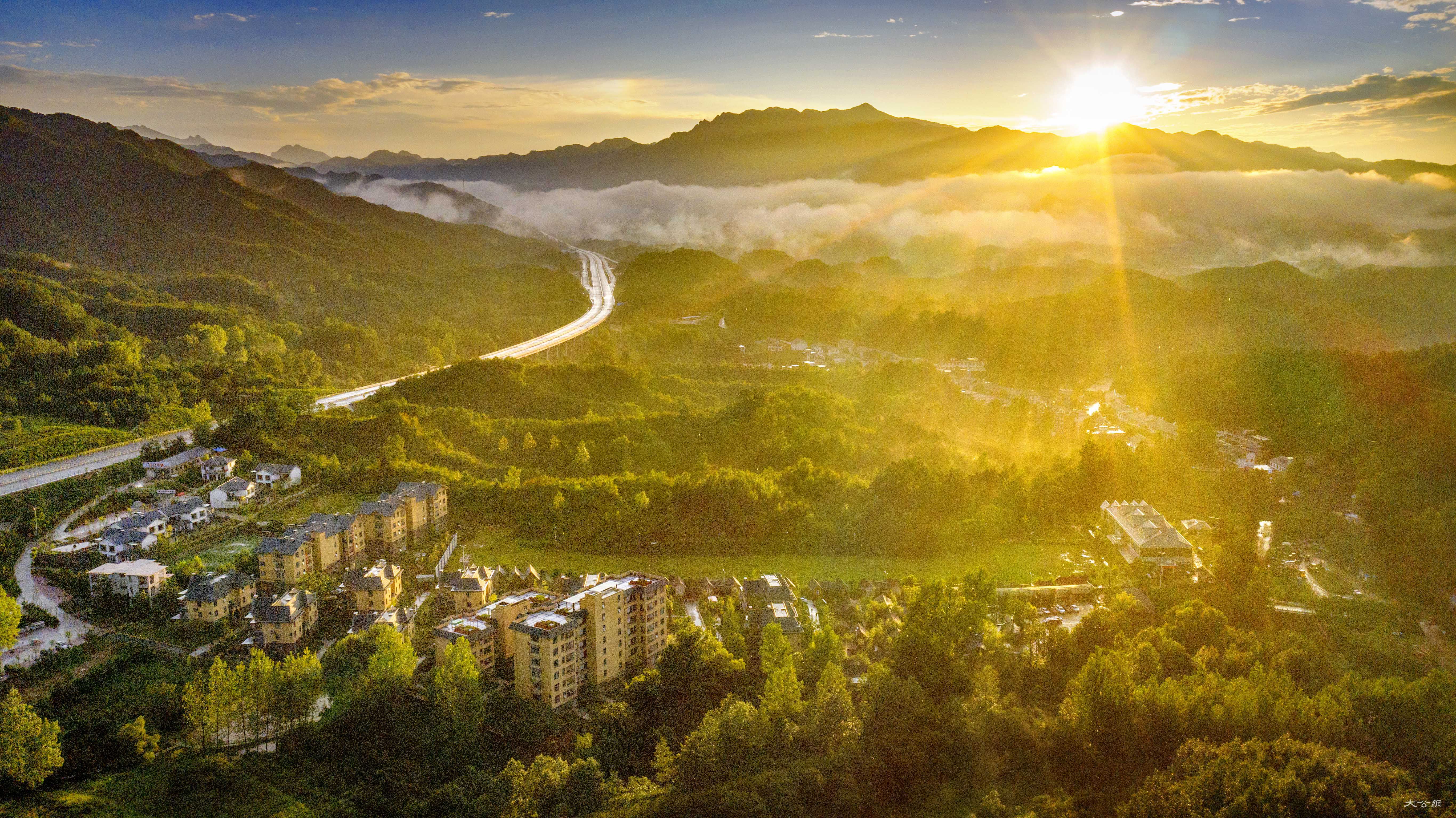 雨後的嵩縣天橋溝村：雲蒸霞蔚似童話王國
