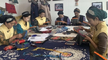 东乡绣娘扶贫记：“不能接受，那就改变”