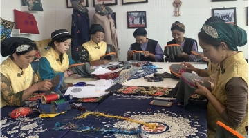 东乡绣娘扶贫记：“不能接受，那就改变”