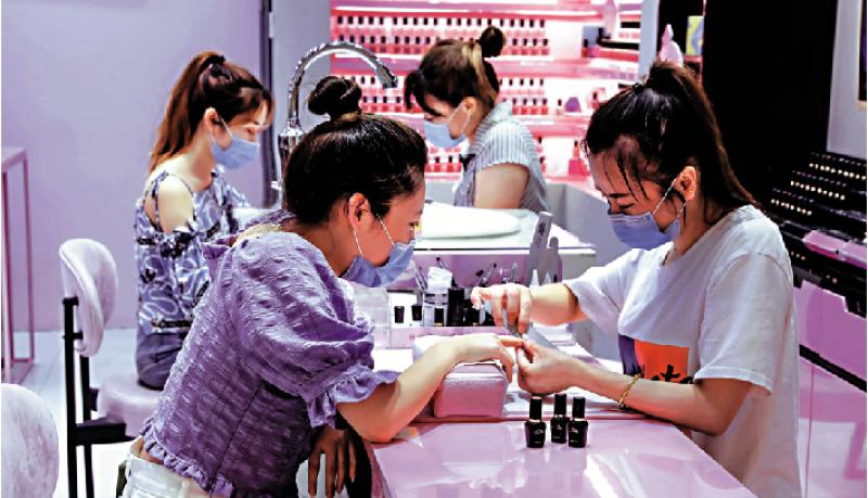 潮流逆变/疫后新趋势：口红不红 美甲卖爆/大公报记者 俞昼杭州报道