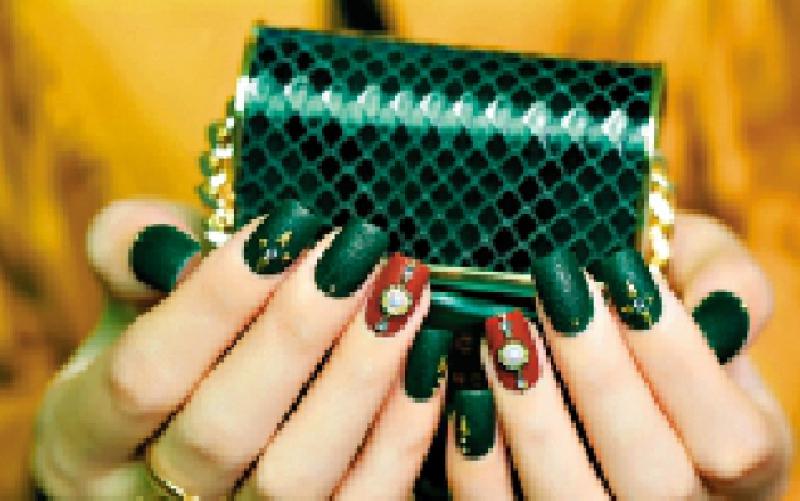 爱美之心/抹口红费口罩 不如靓靓指甲