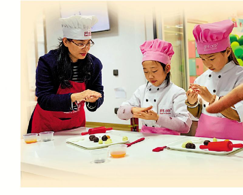 搭新零售快车 蛋黄酥晋网红爆品