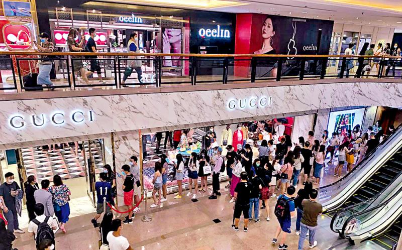 疫下逆勢漲價 奢侈品底氣何在？