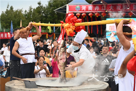 丹江庫區喜慶豐收 農民擺“不浪費”號召厲行節約