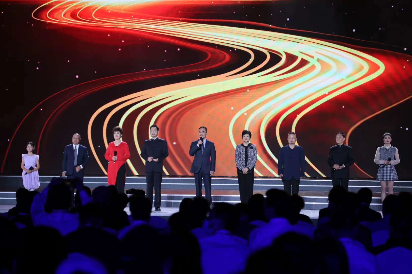 大众电影百花奖星空放映启动  电影浸润城市 光影点亮夜空