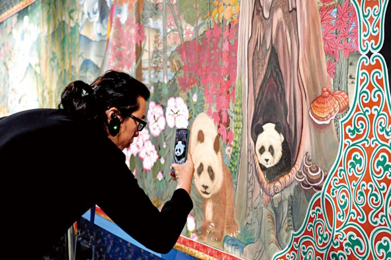 大熊貓萌態活現唐卡