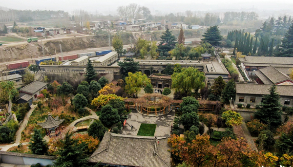 60余记者参访千唐志斋 观石刻唐书品书法文化