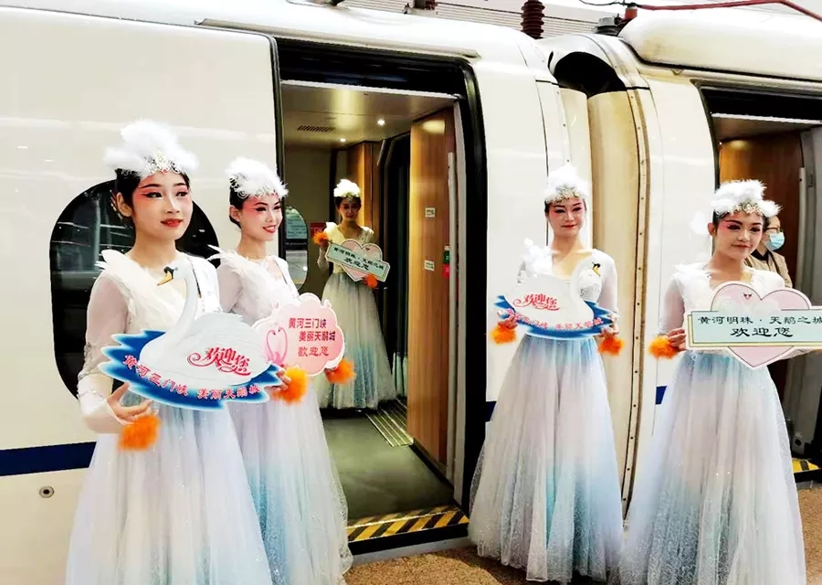河南开行“天鹅号”高铁旅游专列