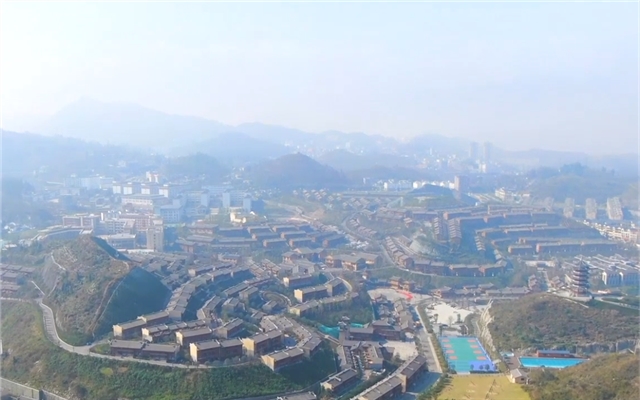 貴州最後9個貧困縣「出列」 彝族鄉遷入扶貧點建成「阿妹戚托小鎮」