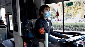 黄菲：眼睛会“说话”的公交女车长