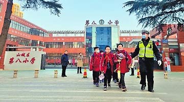 从“警察叔叔”到“警察爷爷” 23年守护孩子们安全