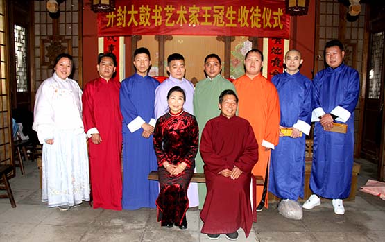 开封大鼓书艺术家王冠生在电影小镇收徒