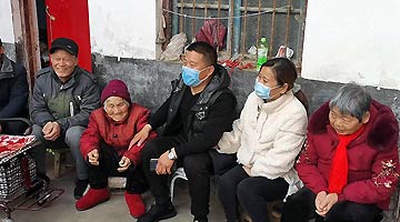 四兄弟争相奉养90岁母亲 娘在，家才暖