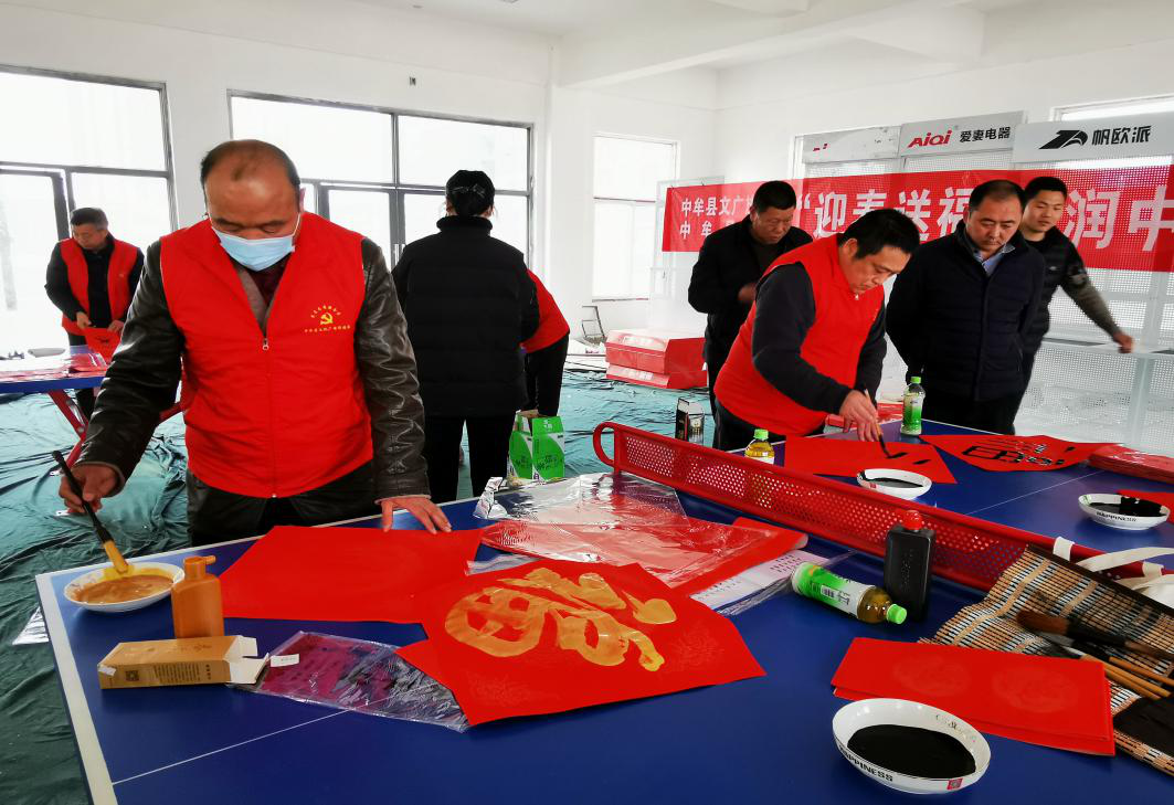 中牟义写春联活动走进朱博士社区