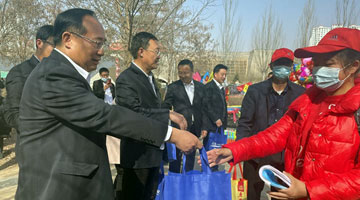 甘肃会宁节后首批外出务工人员返岗复工