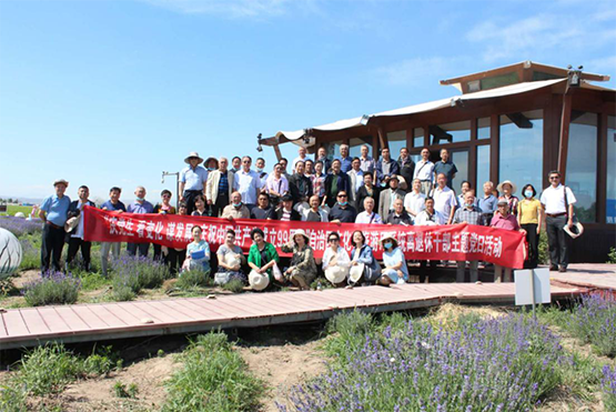 离退休干部为“文化润疆”“旅游兴疆”添砖加瓦