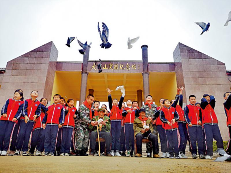 山東 聽黨史演話劇 紅色旅遊受捧