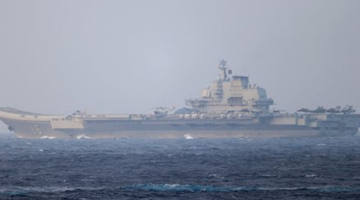 中国海军顶配组合！我航母与美舰菲律宾海狭路相逢