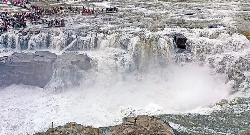 春水騰霧浪滔天